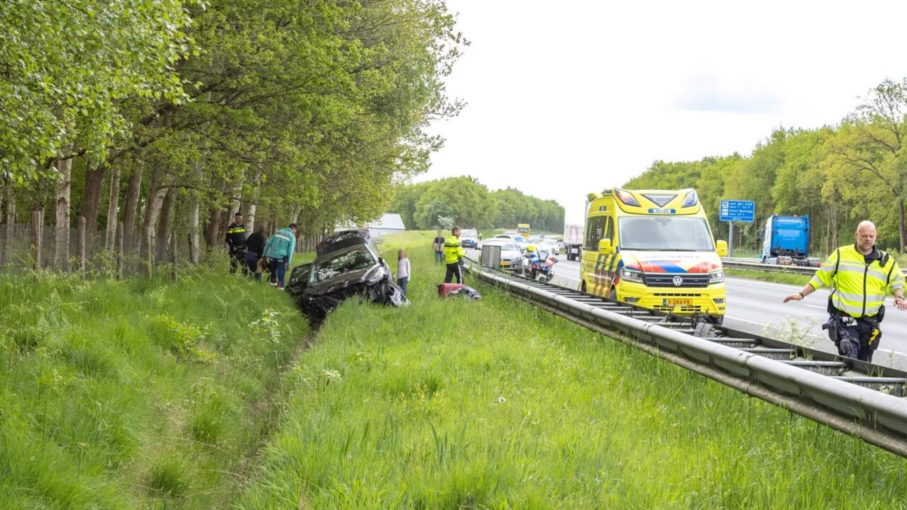 Auto achter vangrail op A32 bij Oldeholtpade