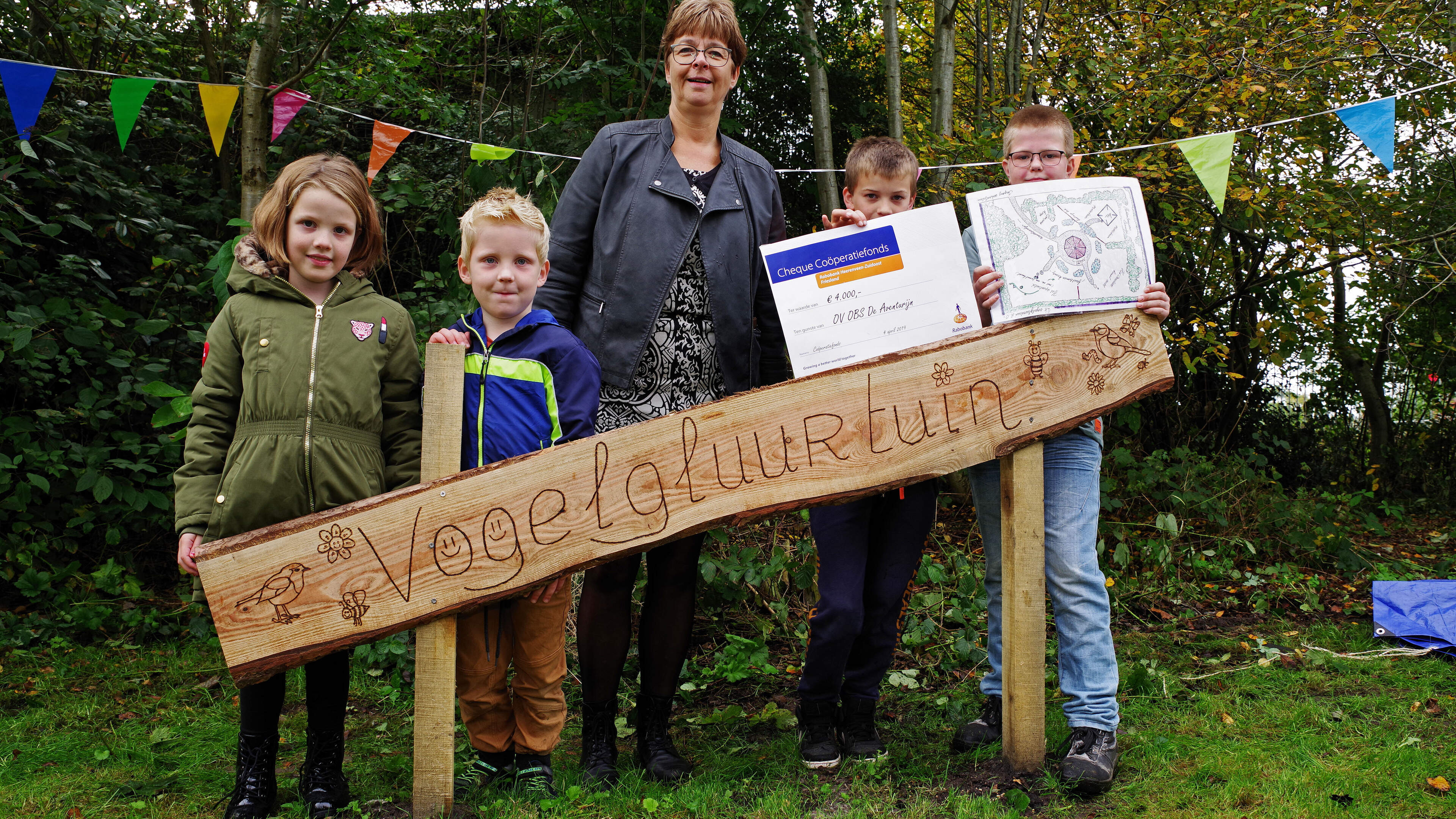 Aventurijn opent Vogelgluurtuin. Prieel midden in de tuin van de school in Munnekeburen doet dienst 