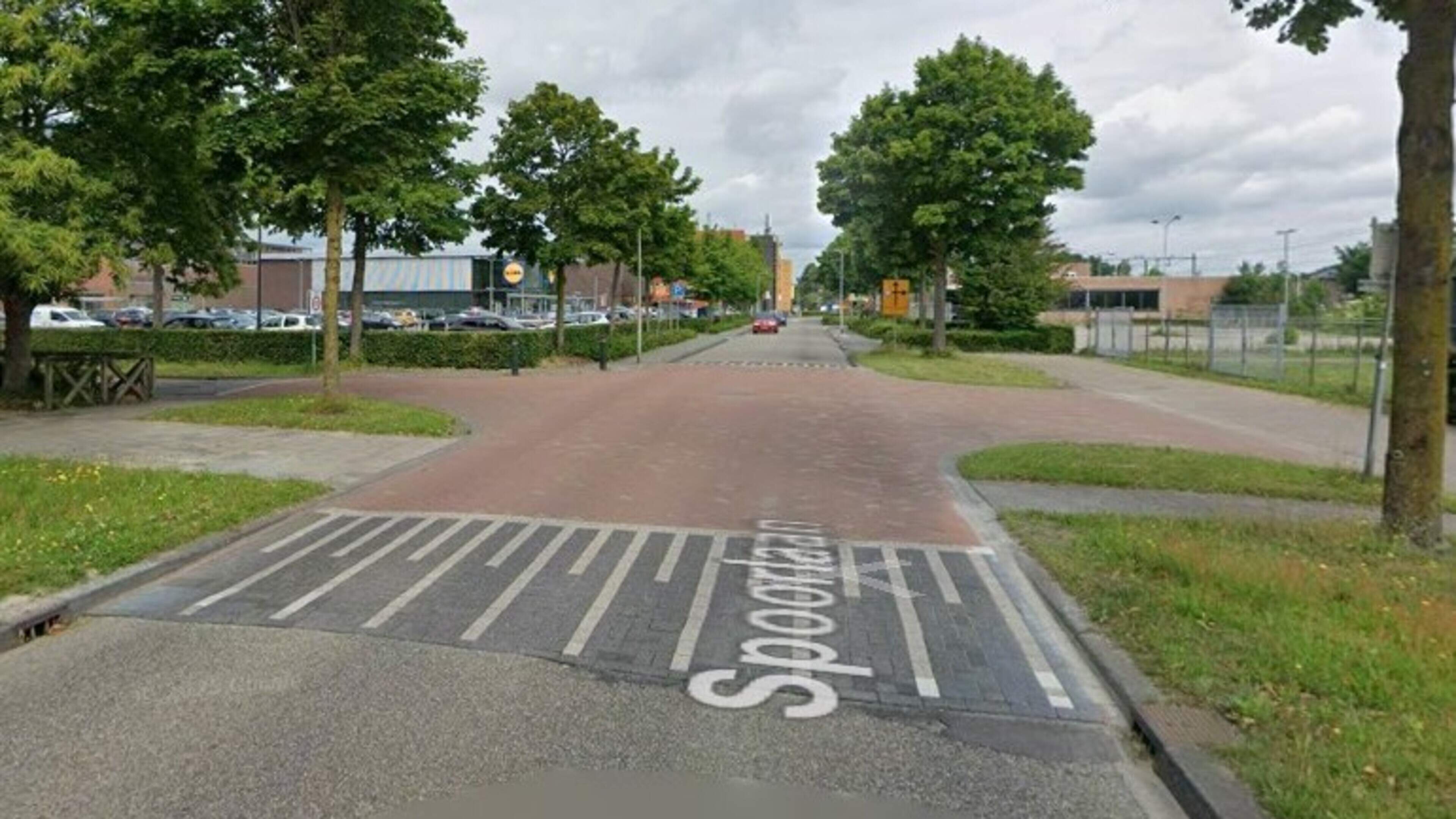 Vrachtauto’s drie keer per dag op Spoorlaan: Wolvega vreest verkeerschaos bij nieuwe Aldi
