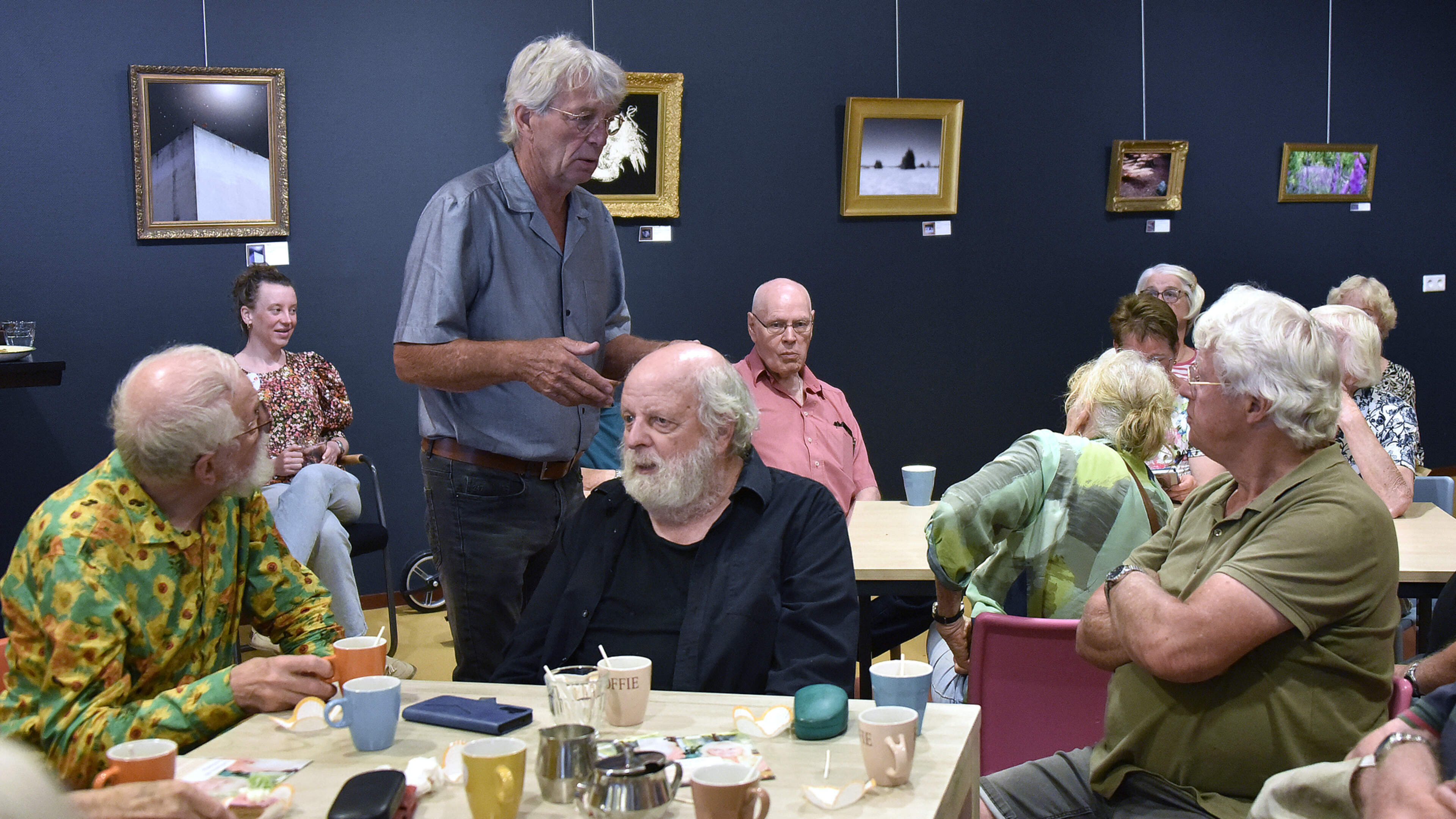 Arts Robert Zethoven vertelt verhalen in seniorencafé in bibliotheek van Wolvega