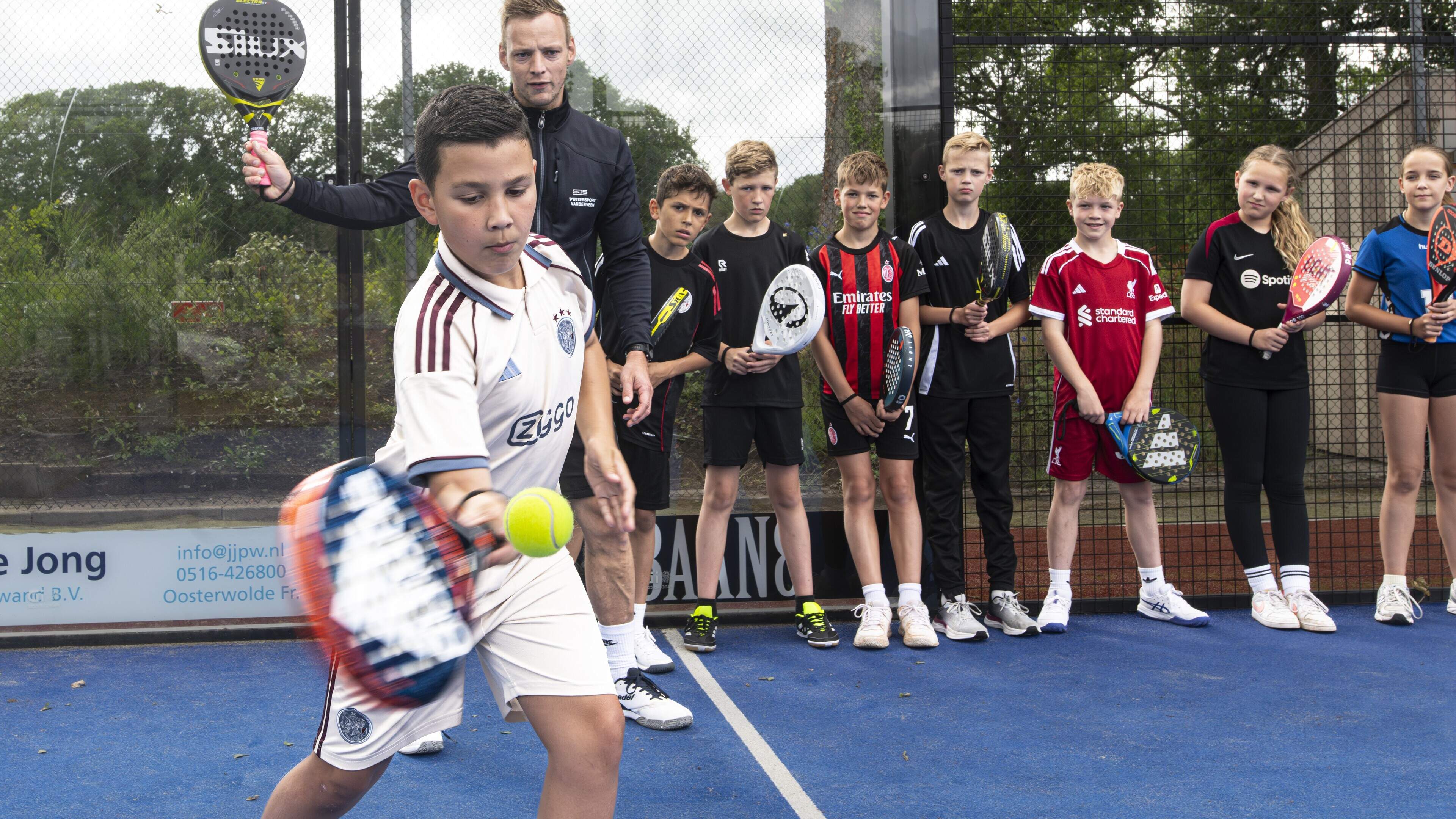 Padel slaat aan bij jeugd: ‘Je leert nieuwe dingen en nieuwe vrienden kennen’