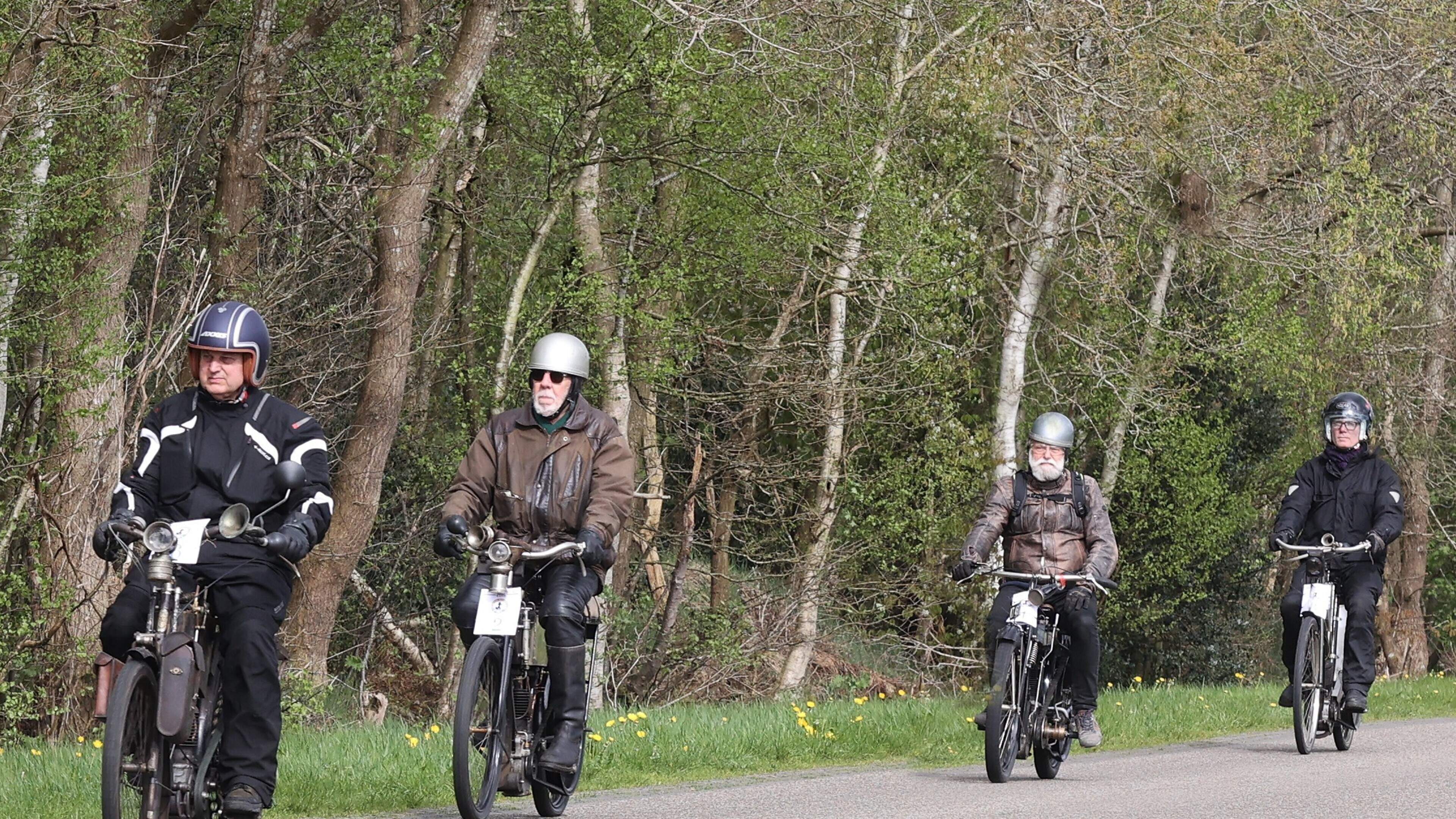 Eeuwoude motoren trekken door Stellingwerven tijdens HorsePowerRun