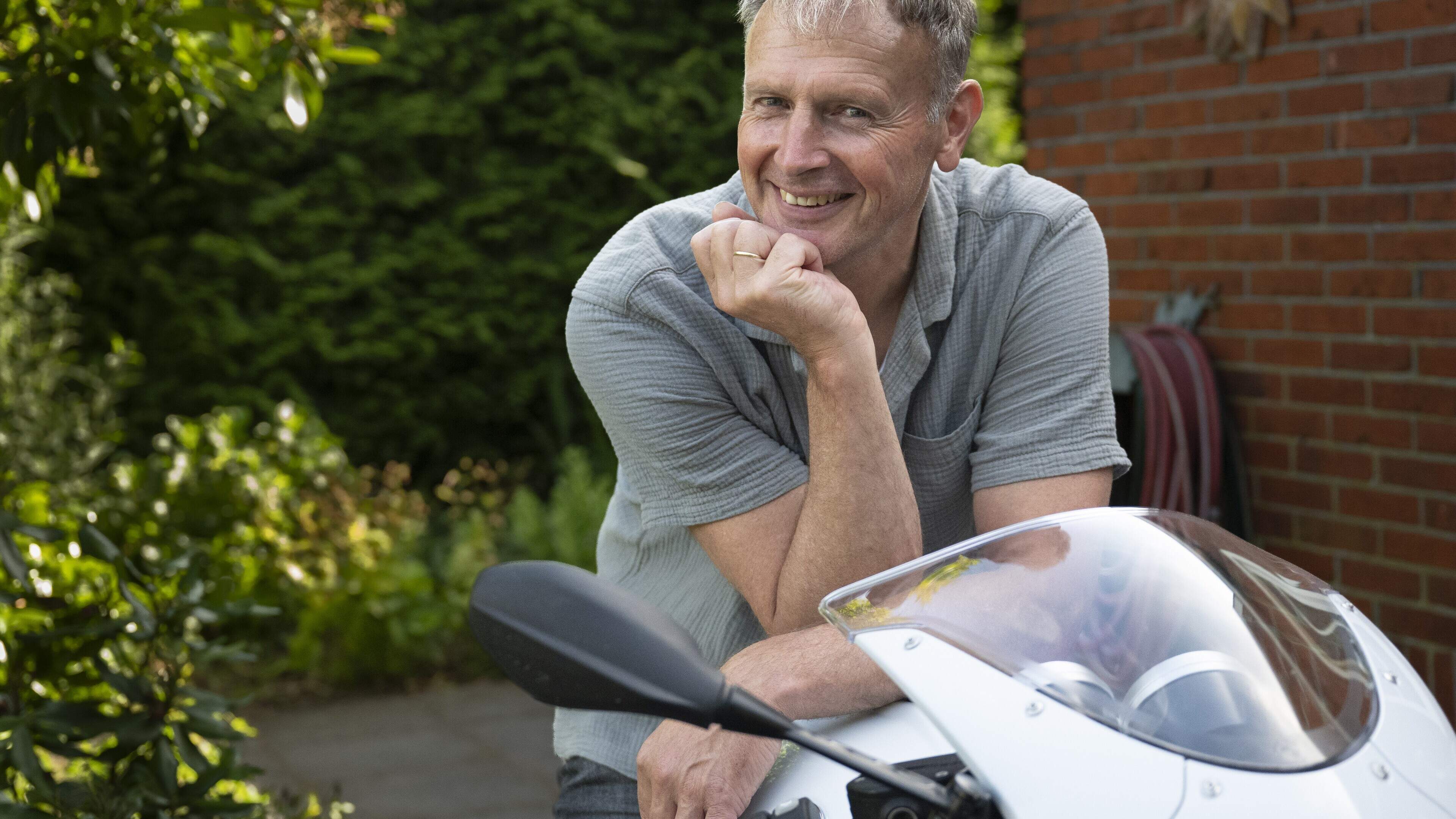 Hans (61) uit Donkerbroek is coach van jong racetalent. ‘Je moet een klik hebben’