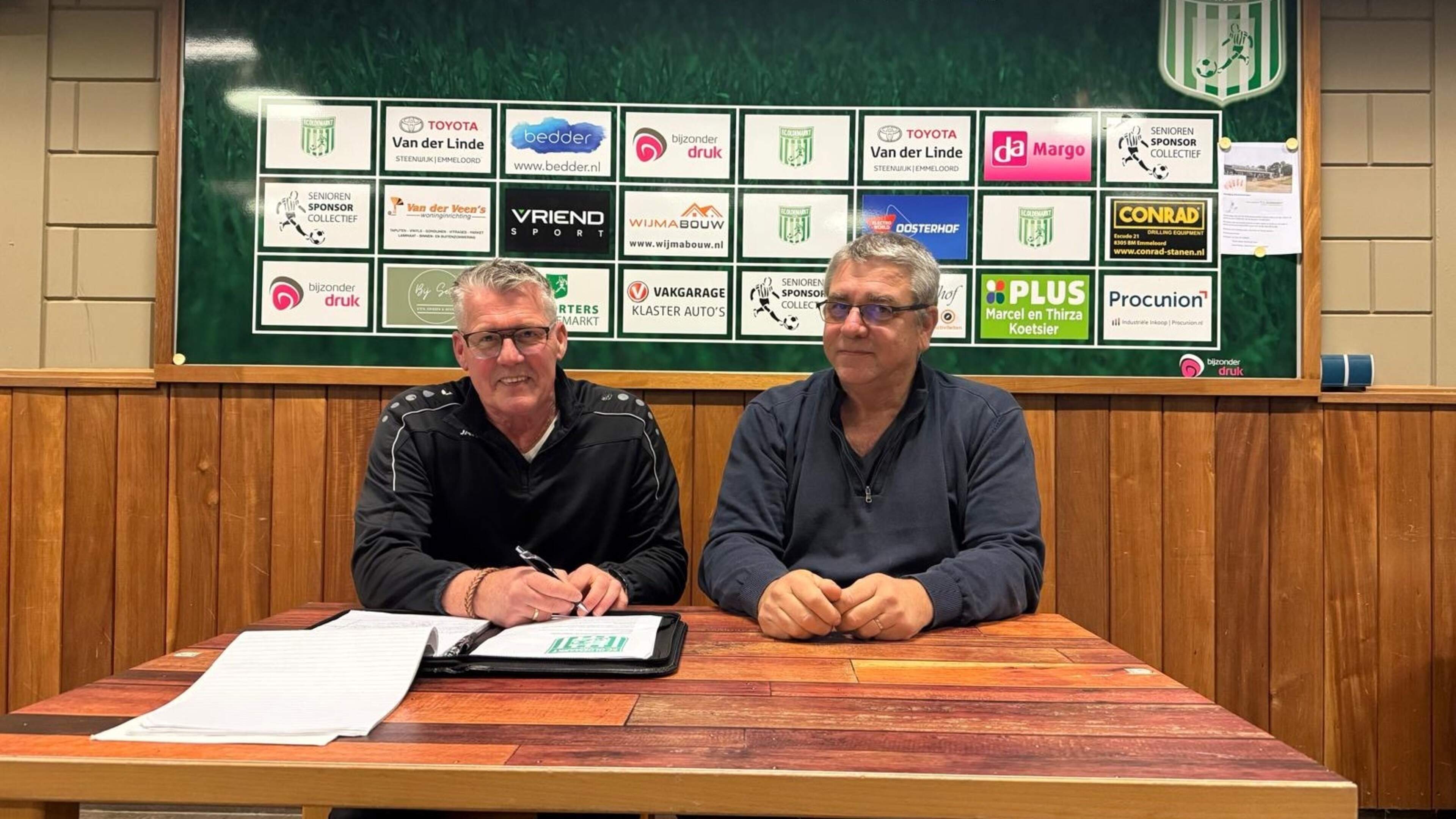Trainer Teun Dikken uit Wolvega blijft bij FC Oldemarkt