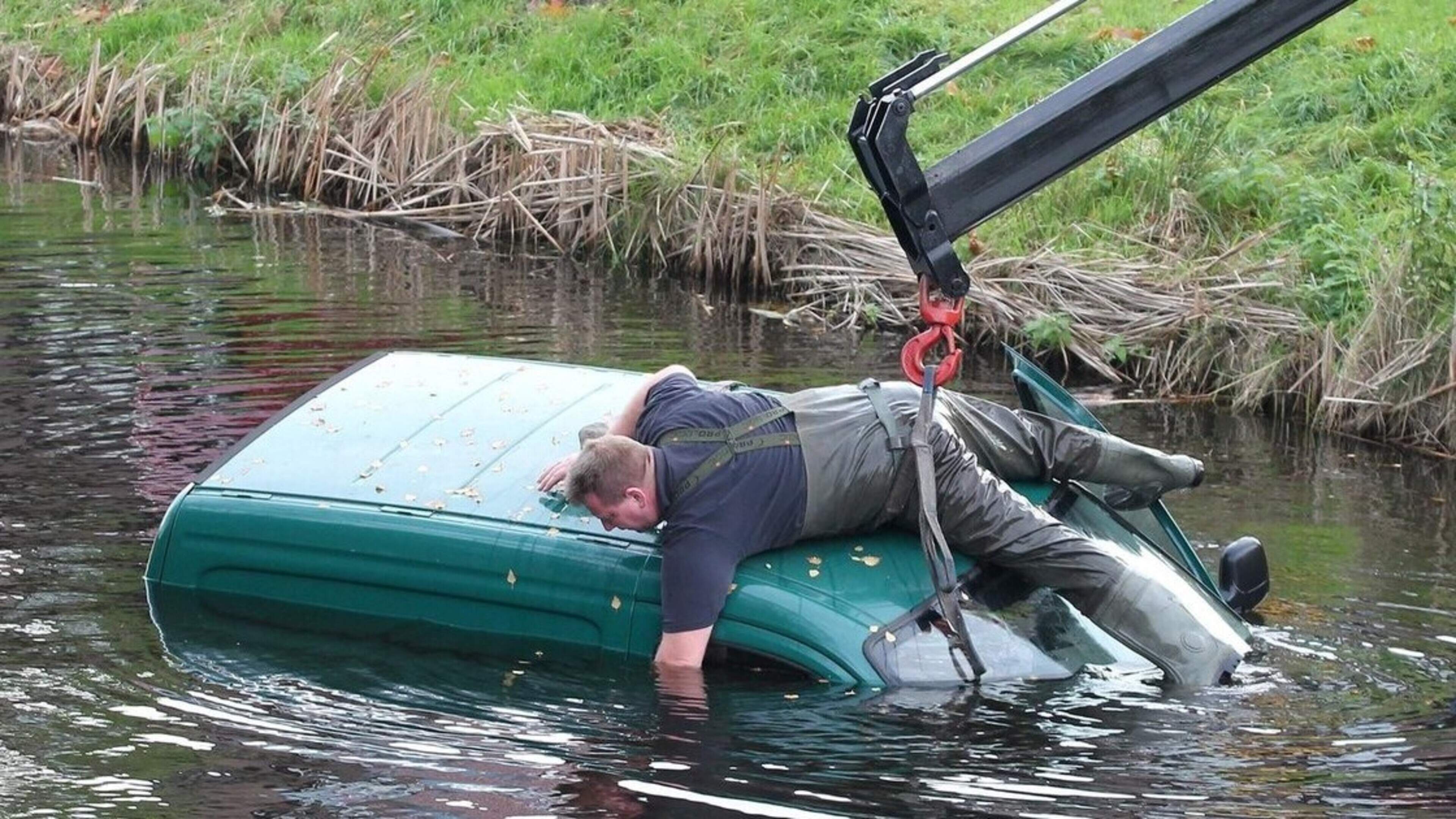Auto rolt van parkeerplaats het water in