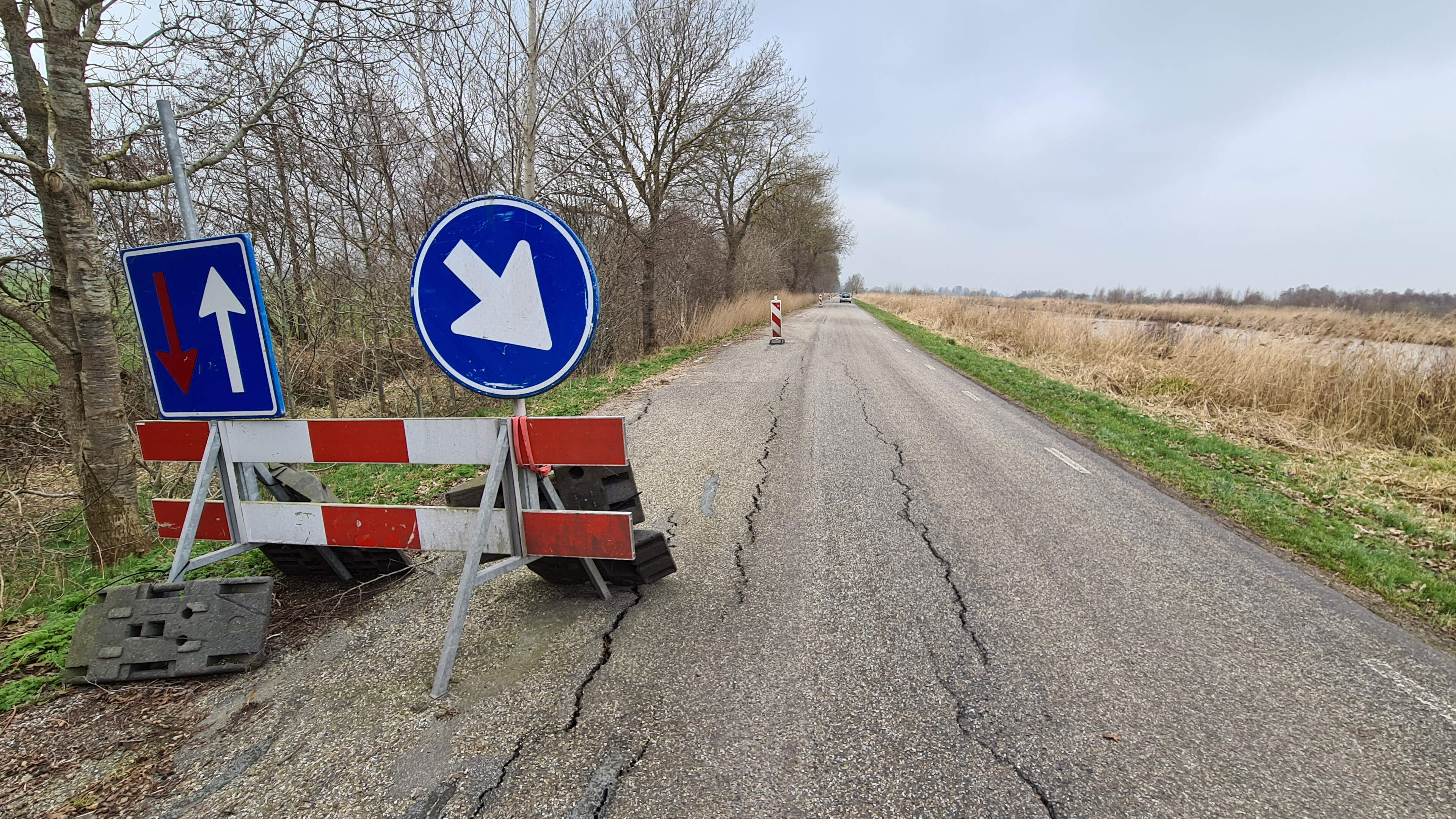 Herstel Lemsterweg in Munnekeburen laat nog even op zich wachten