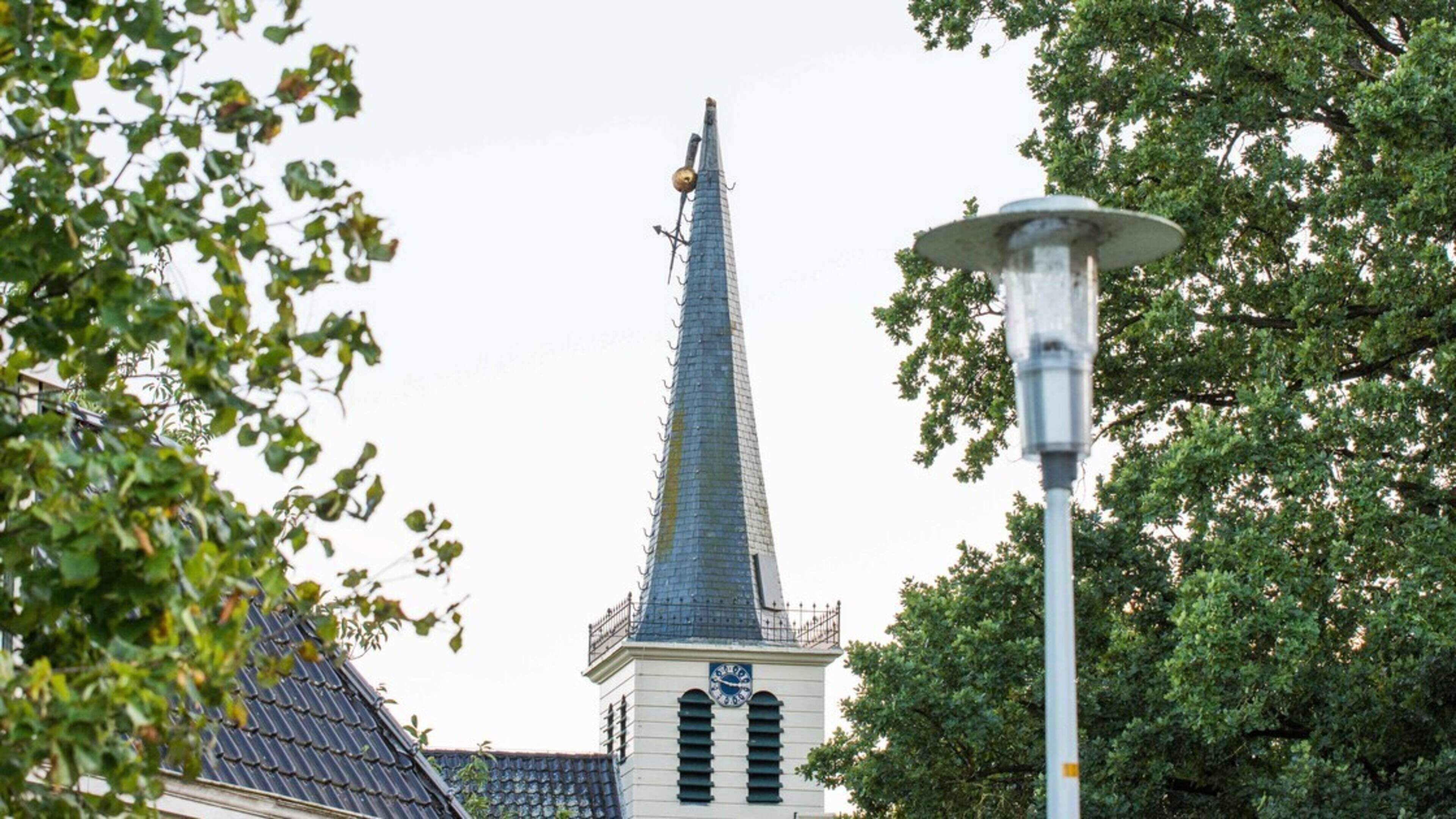 Gerestaureerde kerk in Oldelamer opent ondanks kapotte torenspits