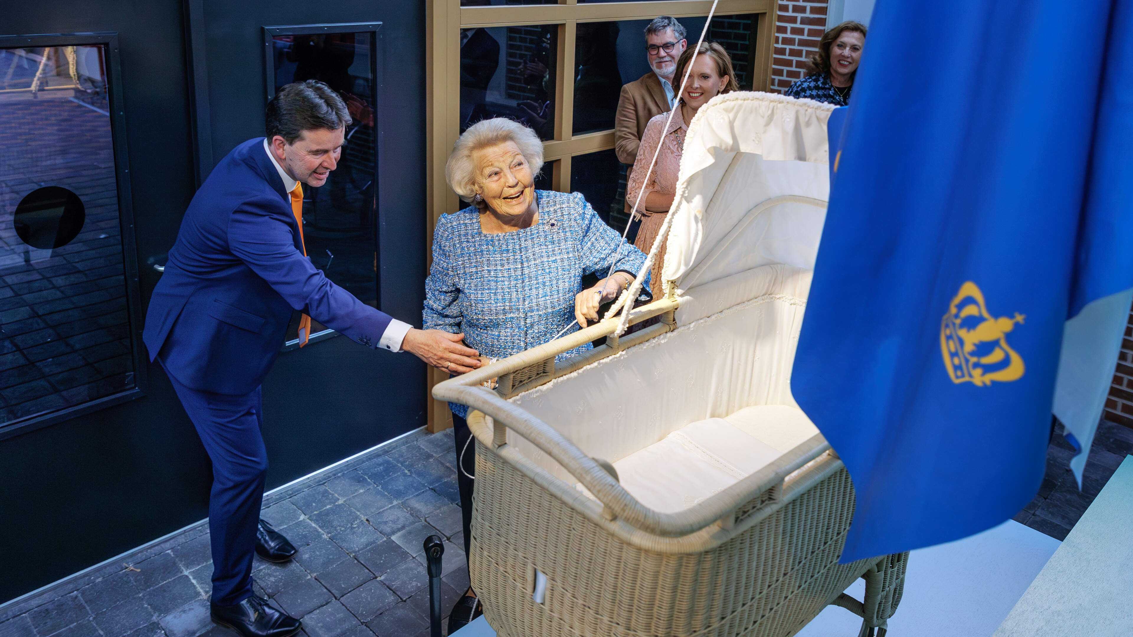 Veel belangstelling voor bezoek prinses Beatrix aan Nationaal Vlechtmuseum in Noordwolde