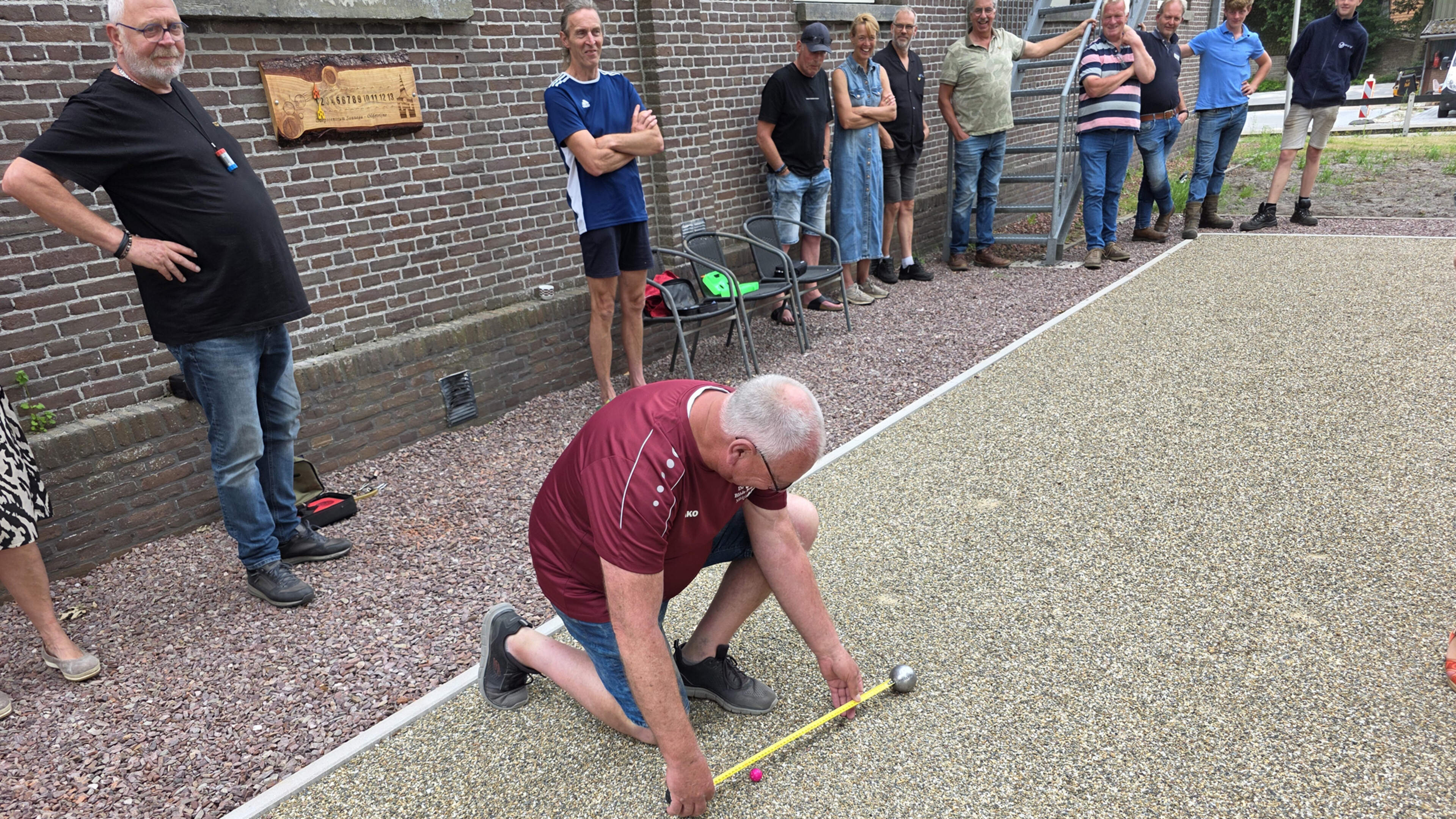 Inwoners Oldetrijne en Sonnega spelen op nieuwe jeu-de-boules-baan