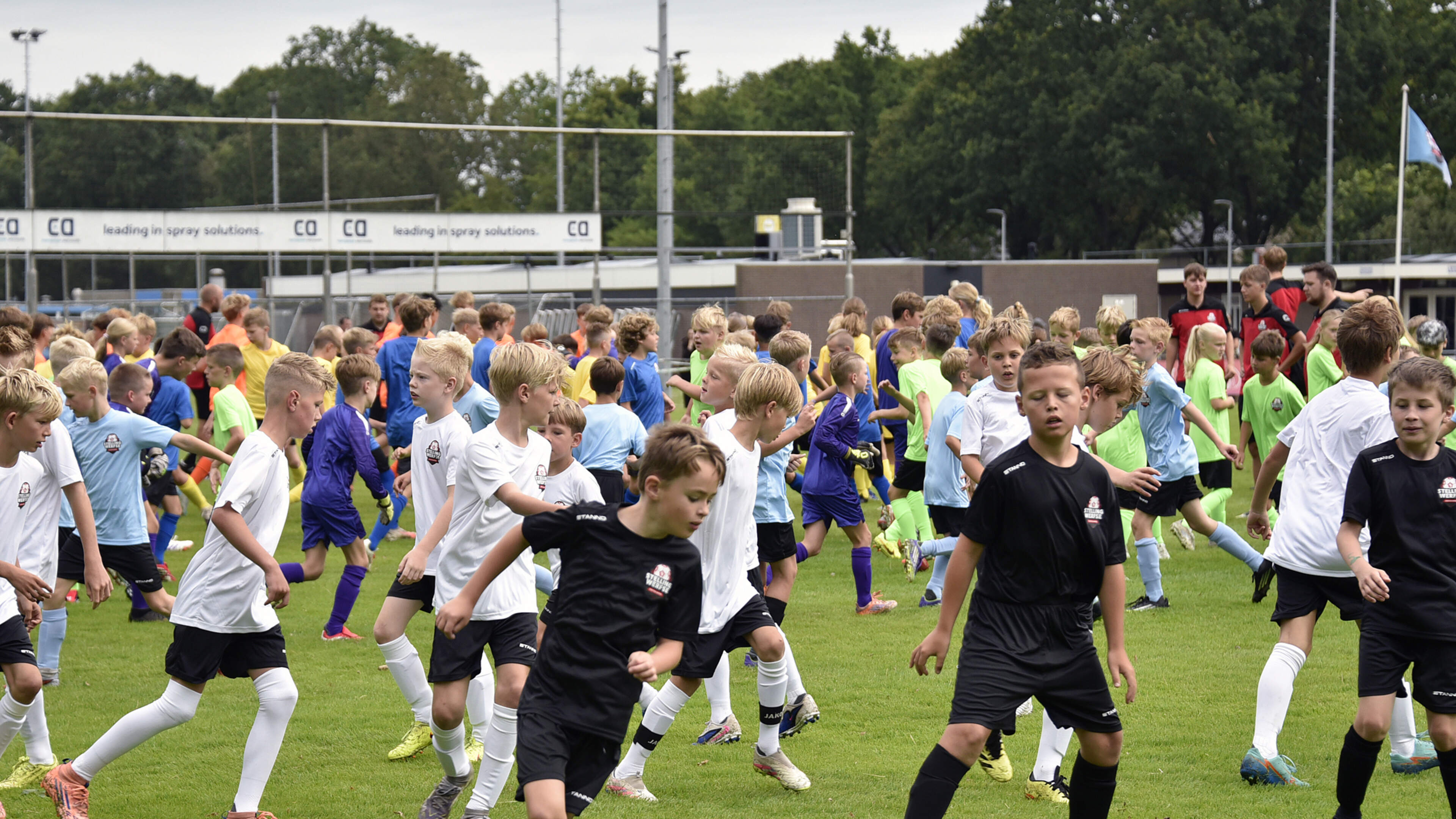 Ruim 200 kinderen doen mee aan Stellingwerfse voetbalweek in Wolvega