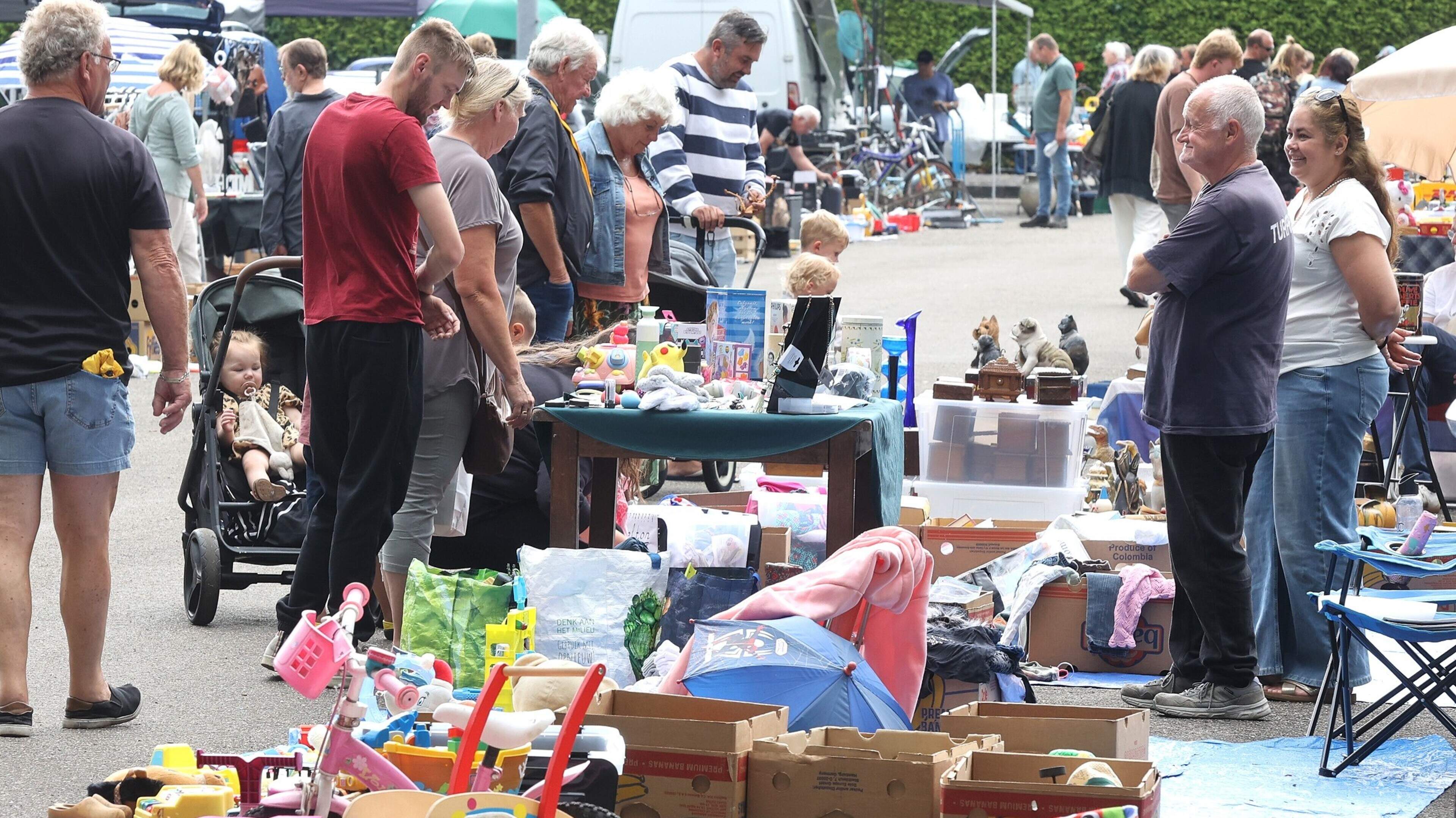 Snuffelen naar schatten op vlooienmarkt